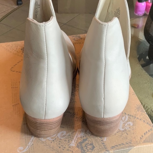 Free People Ecru Leather Charm Double V Ankle Boot Size 39.5 (9), NIB - Picture 6 of 16